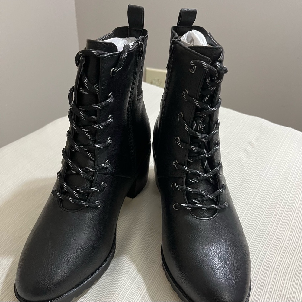Women black ankle boot size 8w. Lace up w/side zipper. New with Tags
